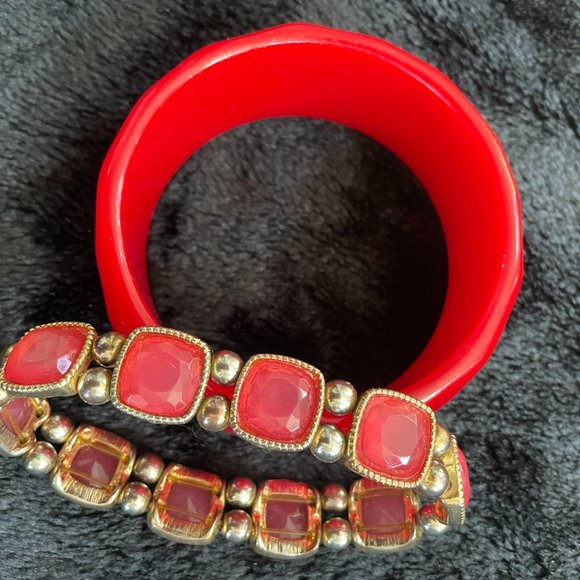 2 Red bracelets. One thick diamond cut bangle, and one square red bead stretch. - Picture 2 of 3